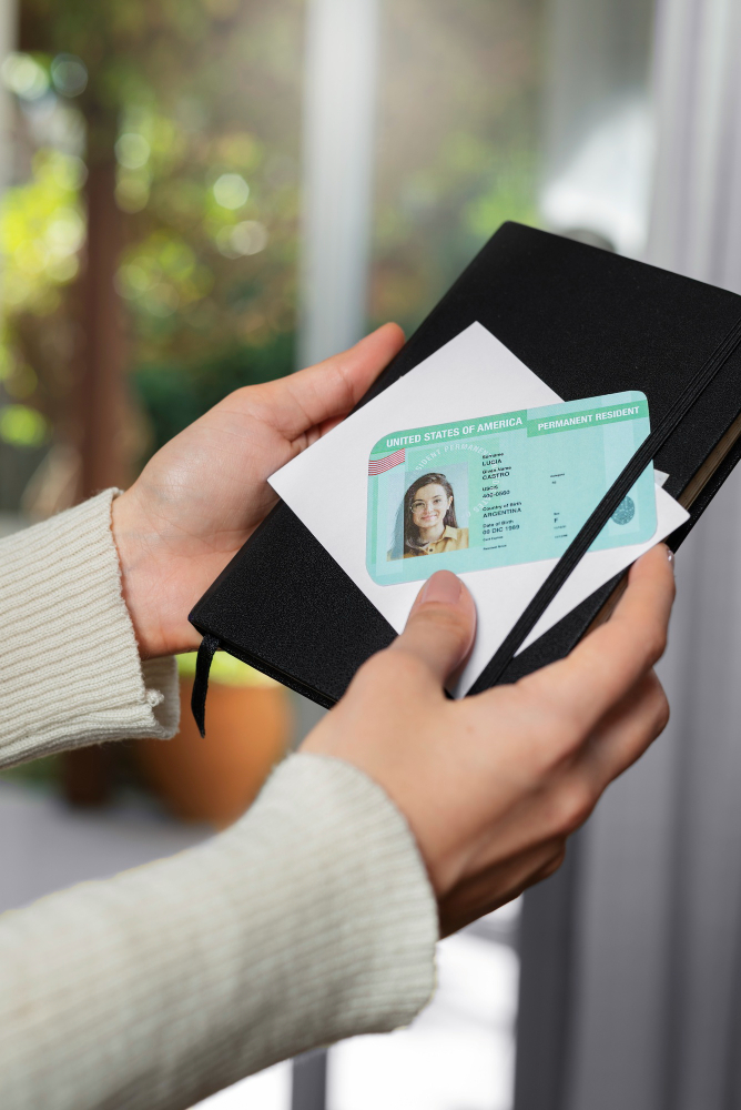 Persona sosteniendo un teléfono con una tarjeta de identificación digital, concepto de permiso de trabajo en EE. UU.